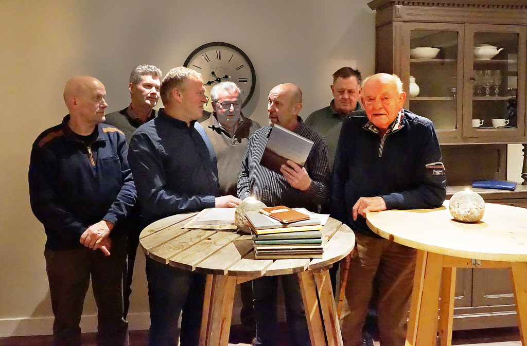 Van links naar rechts; Jan Toebes, Henk-Jan Essink, Geert Kämink, Wim Tolkamp,  Gerard te Hennepe, Appie Boomkamp en Johan Beijers, tijdens de uitreiking van  het boek "Veldverhalen" Foto: Ronald Kobessen 